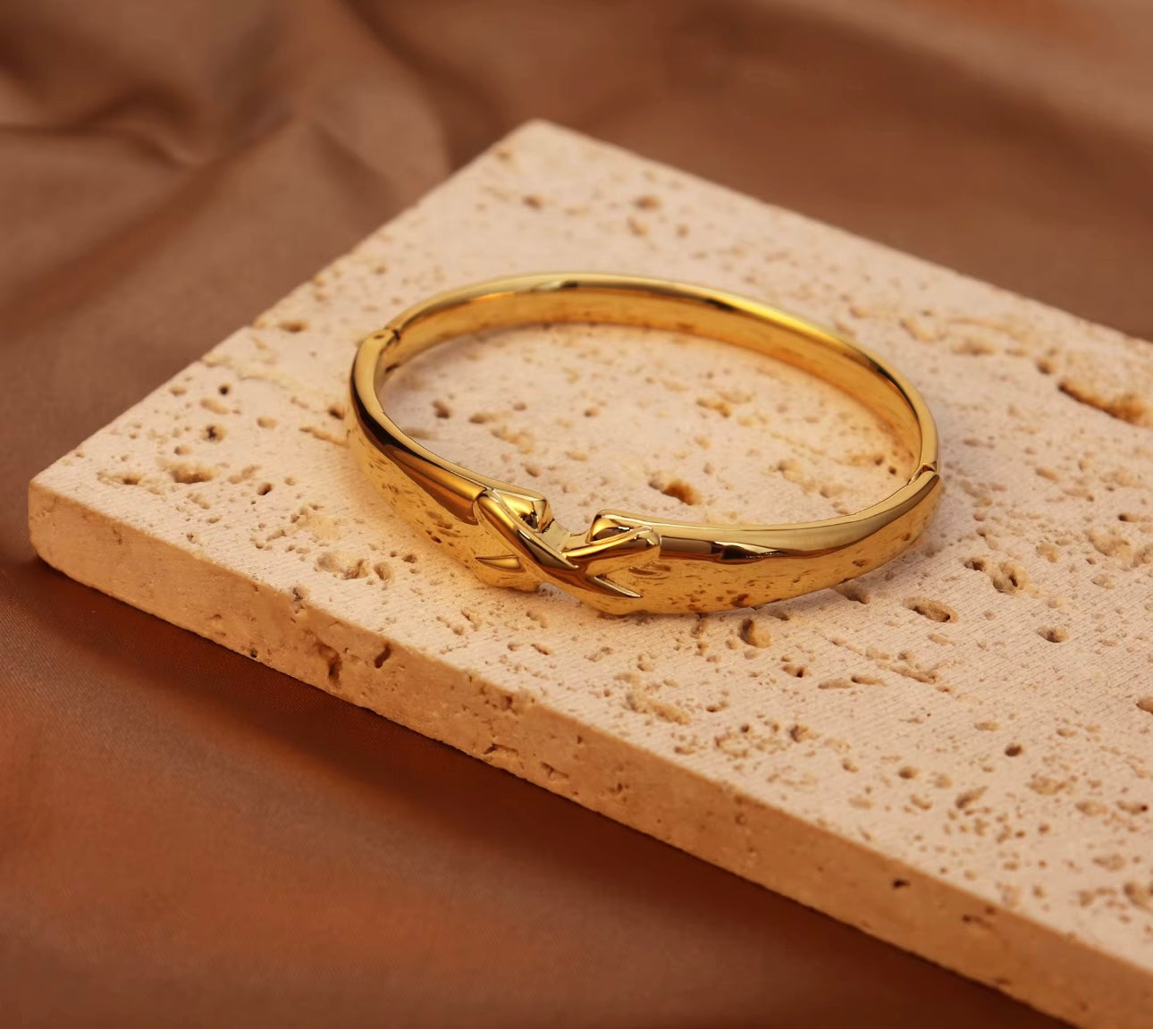 Simple Luxury Bangle kohi shop