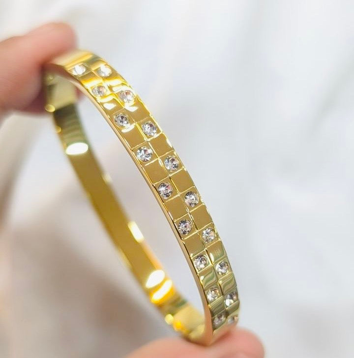 Classic Cross Pattern Zirconia Bangle kohi shop