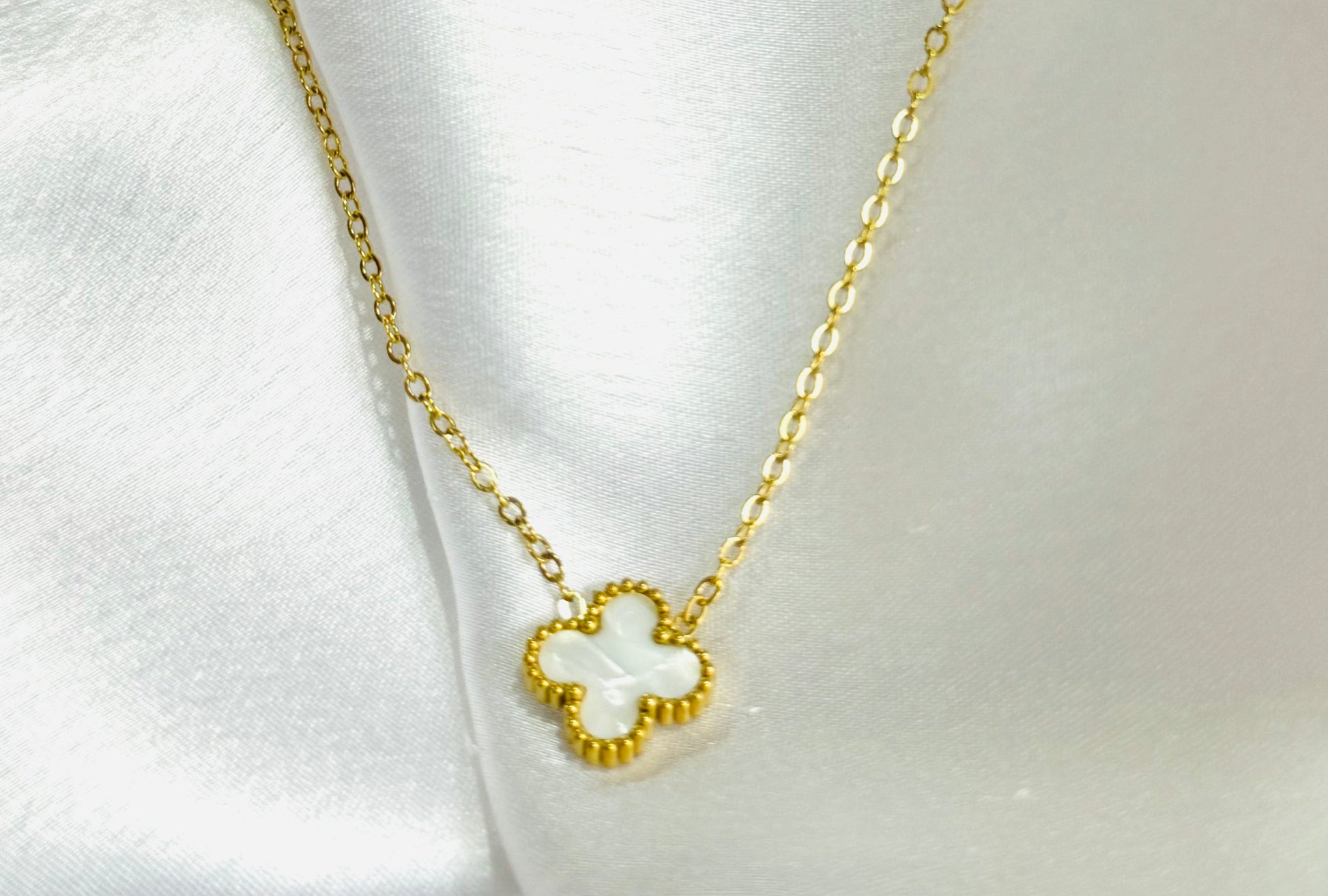 Doubt clover pendent kohi shop
