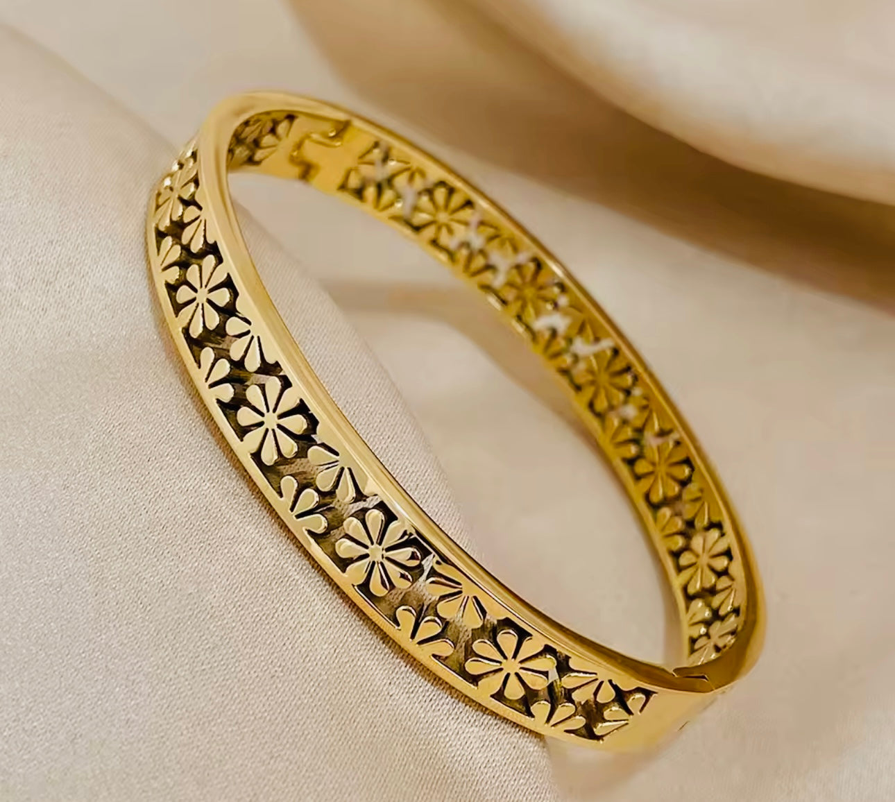 Flower bangle