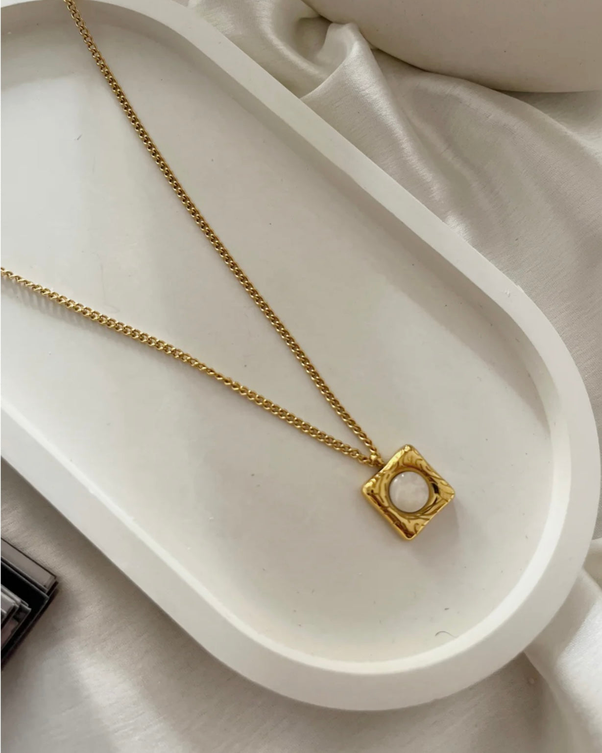 Box Pearl Pendent Necklace kohi shop