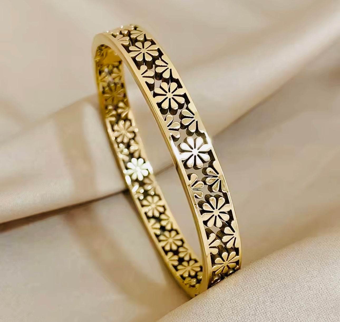 Flower bangle