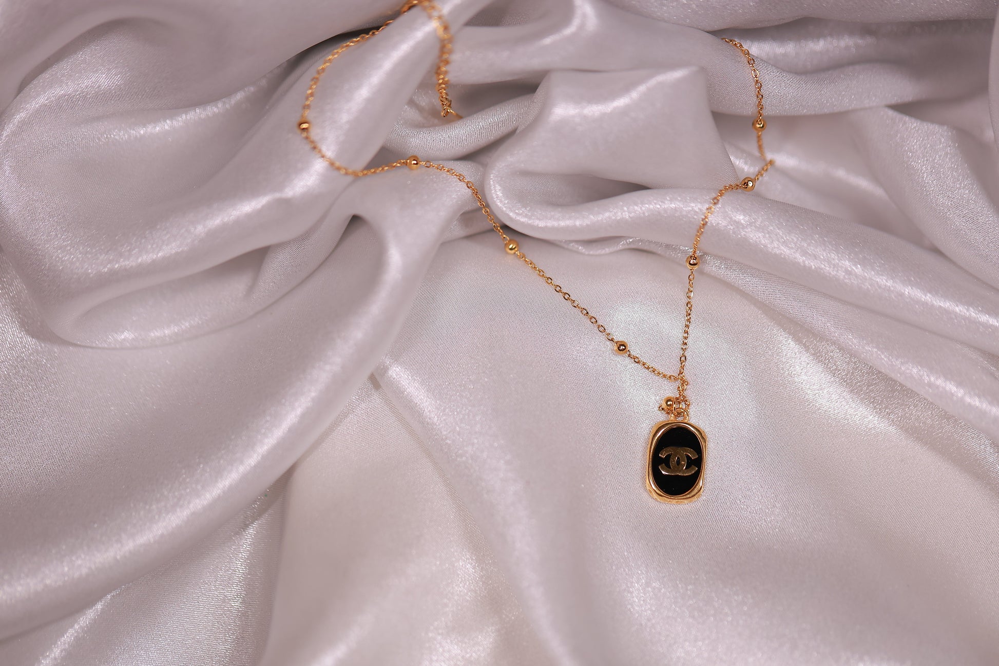 Black Vintage Chanel Necklace kohi