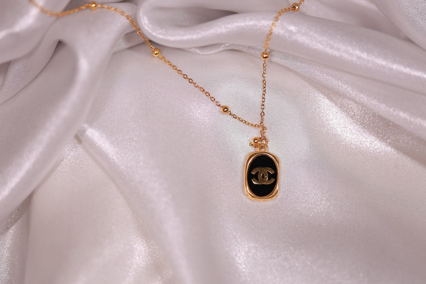 Black Vintage Chanel Necklace kohi