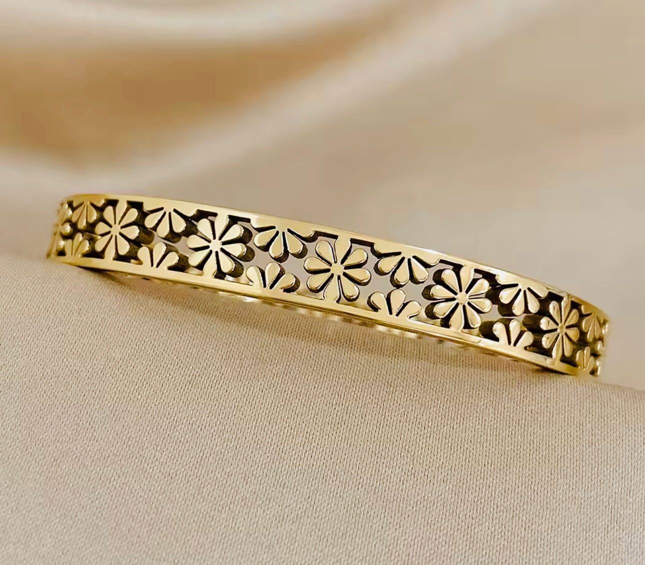 Flower bangle