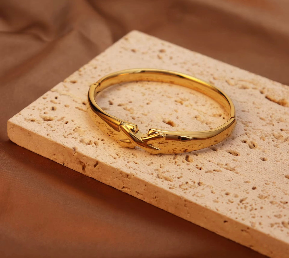 Simple Luxury Bangle kohi shop