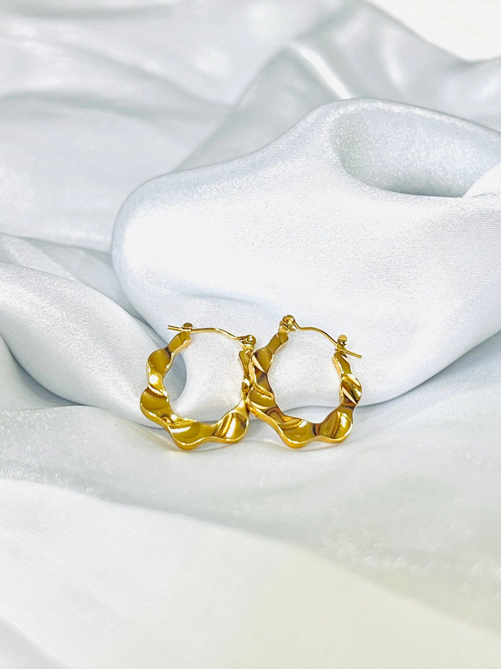 Criss Cross Twisted Hoops kohi
