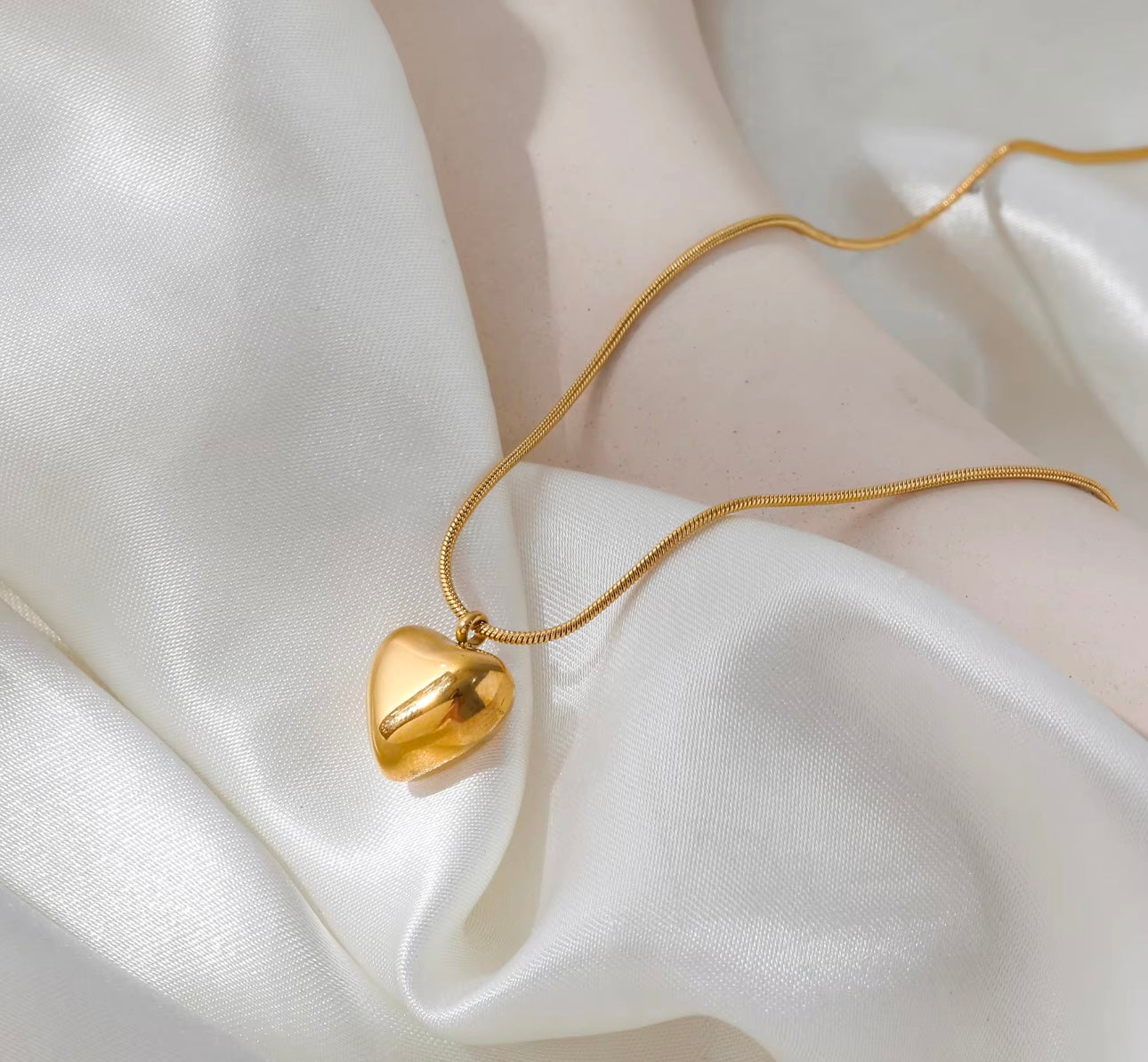 Classic Gold Heart Necklace kohi