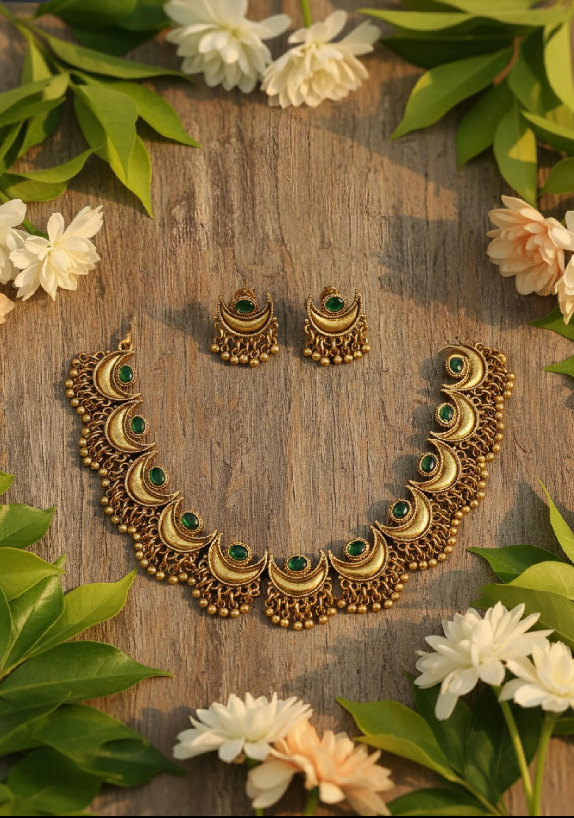 Emerald Chaand Necklace