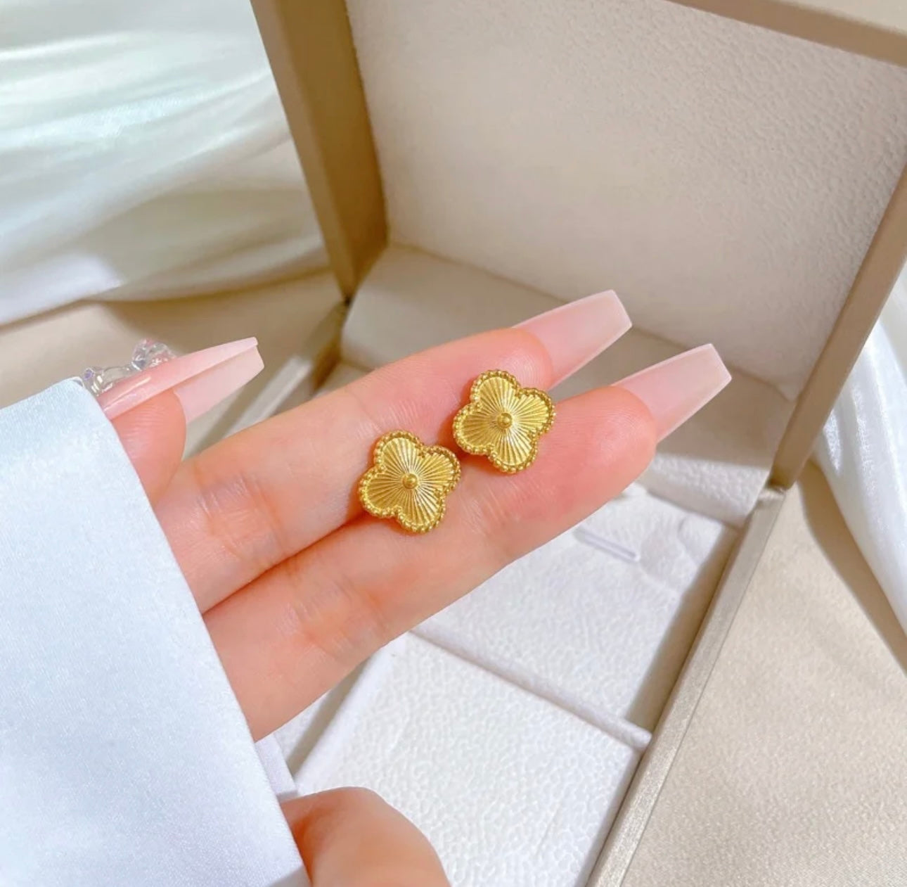 Clover Studs kohi